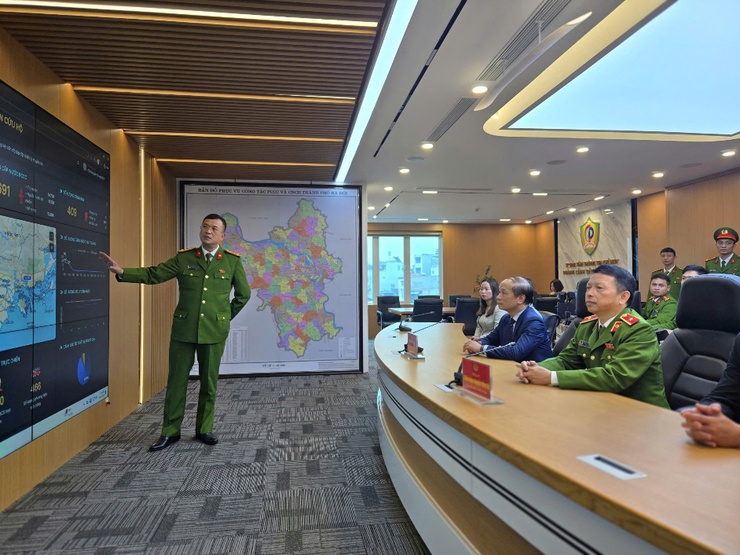 Phó Trưởng Ban Tuyên giáo và Dân vận Trung ương Phạm Tất Thắng thăm, chúc Tết lực lượng Cảnh sát PCCC và CNCH Thủ đô- Ảnh 1.