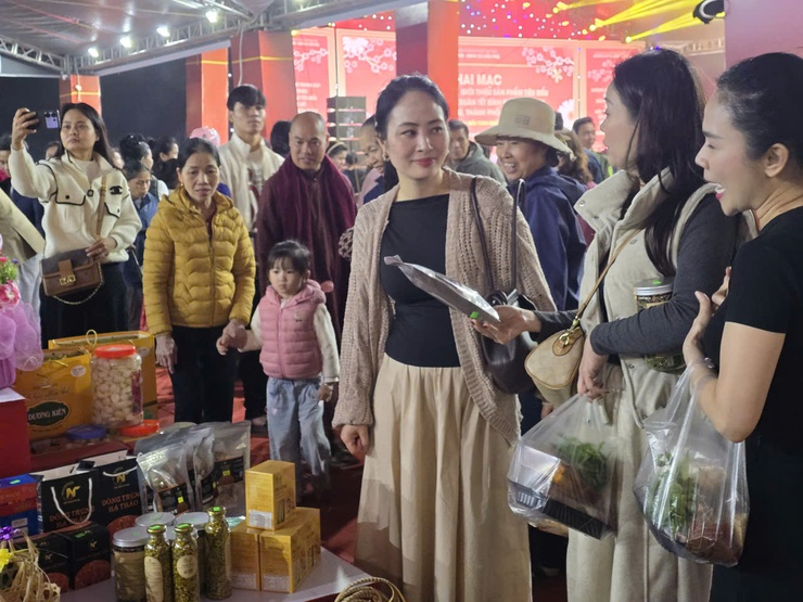 Hội chợ hoa xuân Tết Bính Ngọ 2026 tại 04 điểm xã Minh Châu, Kiều Phú, Ô Diên, Liên Minh thành công tốt đẹp- Ảnh 1.