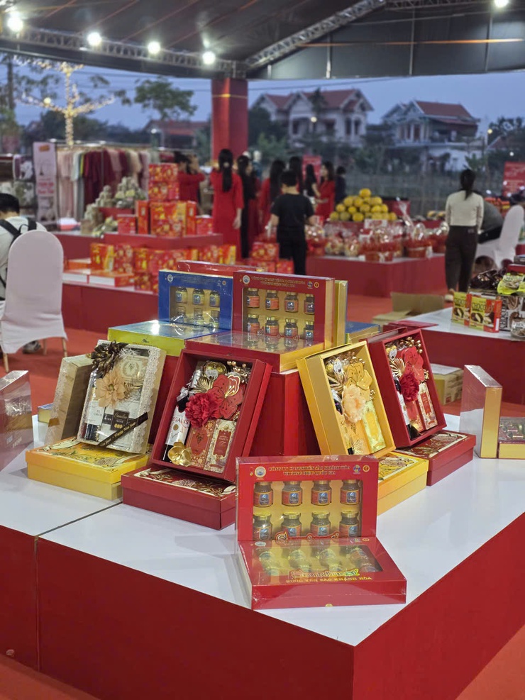 Hội chợ hoa xuân Tết Bính Ngọ 2026 tại 04 điểm xã Minh Châu, Kiều Phú, Ô Diên, Liên Minh thành công tốt đẹp- Ảnh 3.