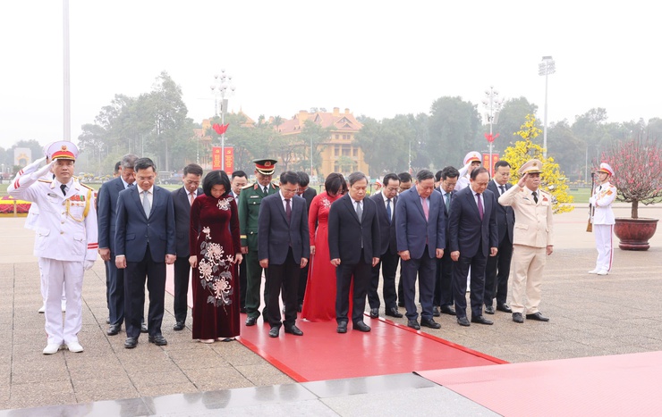 Lãnh đạo Đảng, Nhà nước, thành phố Hà Nội vào Lăng viếng Chủ tịch Hồ Chí Minh nhân dịp Tết Bính Ngọ- Ảnh 4.