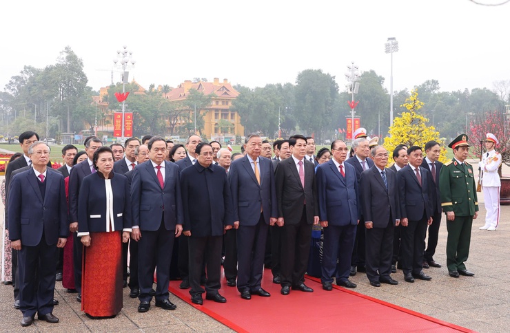Lãnh đạo Đảng, Nhà nước, thành phố Hà Nội vào Lăng viếng Chủ tịch Hồ Chí Minh nhân dịp Tết Bính Ngọ- Ảnh 1.
