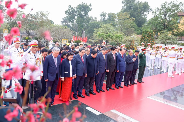 Lãnh đạo Đảng, Nhà nước, thành phố Hà Nội vào Lăng viếng Chủ tịch Hồ Chí Minh nhân dịp Tết Bính Ngọ- Ảnh 2.