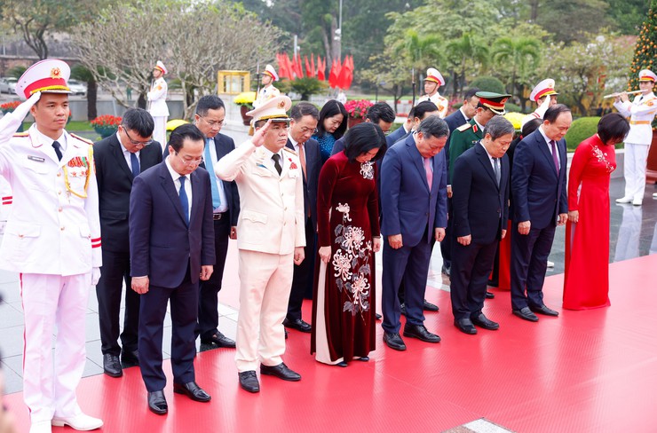 Lãnh đạo Đảng, Nhà nước, thành phố Hà Nội vào Lăng viếng Chủ tịch Hồ Chí Minh nhân dịp Tết Bính Ngọ- Ảnh 5.