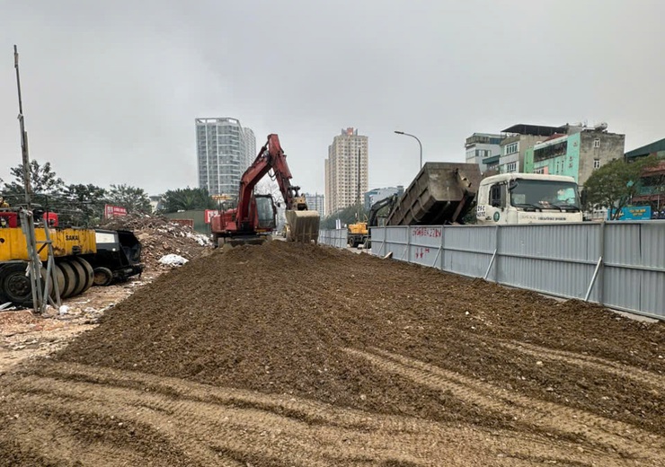 Đường Nguyễn Cảnh Dị được rải bê tông nhựa nóng một phần phục vụ Nhân dân đi lại dịp Tết- Ảnh 1.