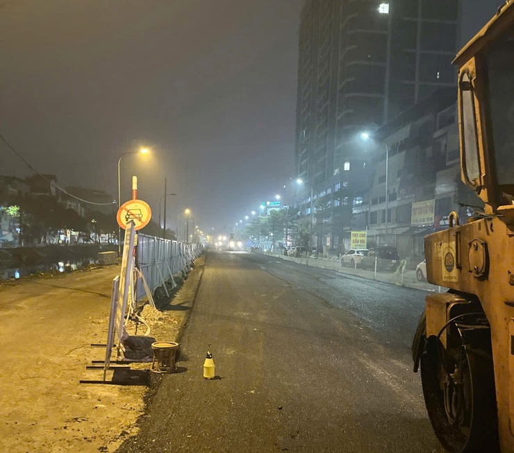Đường Nguyễn Cảnh Dị được rải bê tông nhựa nóng một phần phục vụ Nhân dân đi lại dịp Tết- Ảnh 2.