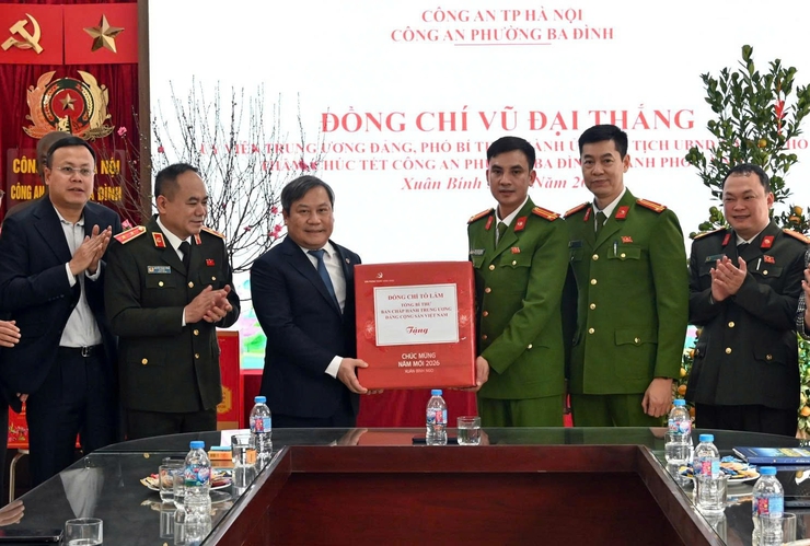 Chủ tịch UBND Thành phố Vũ Đại Thắng thăm, động viên cán bộ, chiến sĩ Công an phường Ba Đình- Ảnh 2.