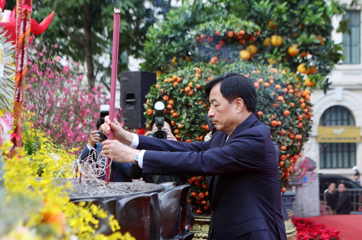 Lãnh đạo Thành phố dâng hương tưởng nhớ các vị liệt tổ, liệt tông và Chủ tịch Hồ Chí Minh- Ảnh 1.