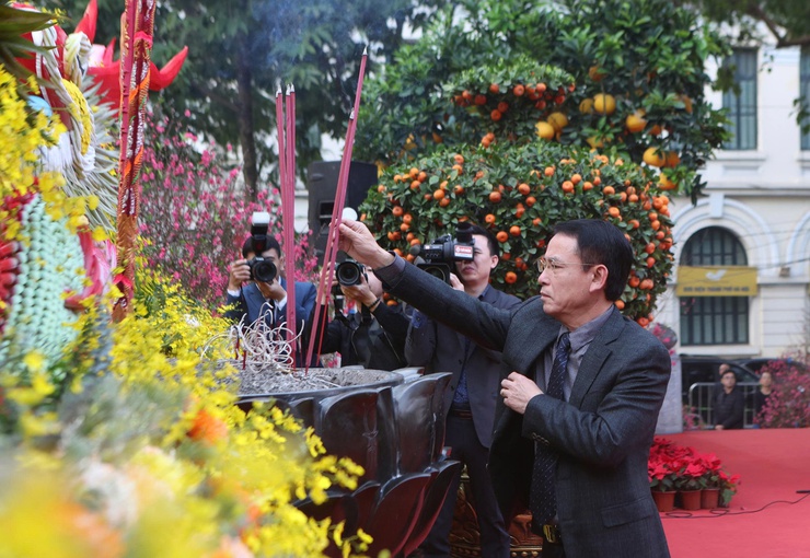 Lãnh đạo Thành phố dâng hương tưởng nhớ các vị liệt tổ, liệt tông và Chủ tịch Hồ Chí Minh- Ảnh 2.