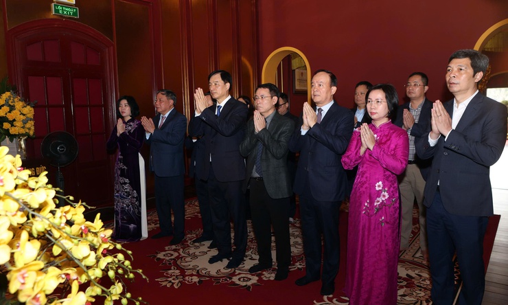 Lãnh đạo Thành phố dâng hương tưởng nhớ các vị liệt tổ, liệt tông và Chủ tịch Hồ Chí Minh- Ảnh 8.