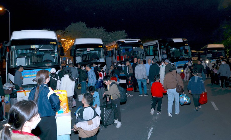 Hanoi arranges 26 free buses for workers' Tet homecoming- Ảnh 1.