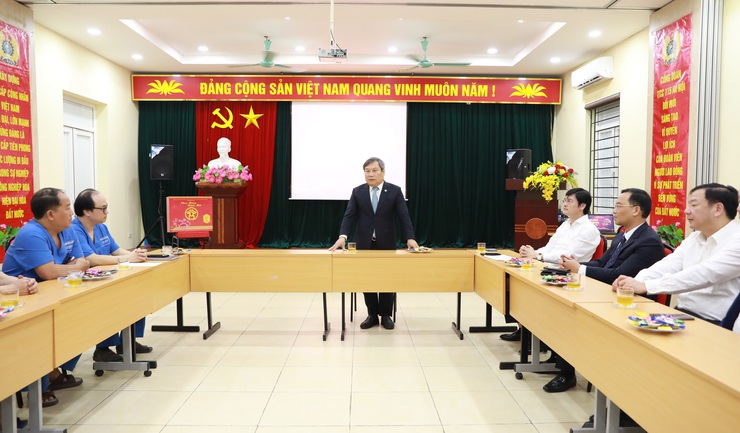 Chủ tịch UBND Thành phố Vũ Đại Thắng thăm, động viên các lực lượng làm nhiệm vụ đêm Giao thừa- Ảnh 3.