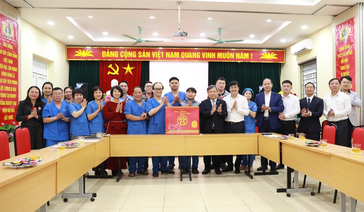 Chủ tịch UBND Thành phố Vũ Đại Thắng thăm, động viên các lực lượng làm nhiệm vụ đêm Giao thừa- Ảnh 4.