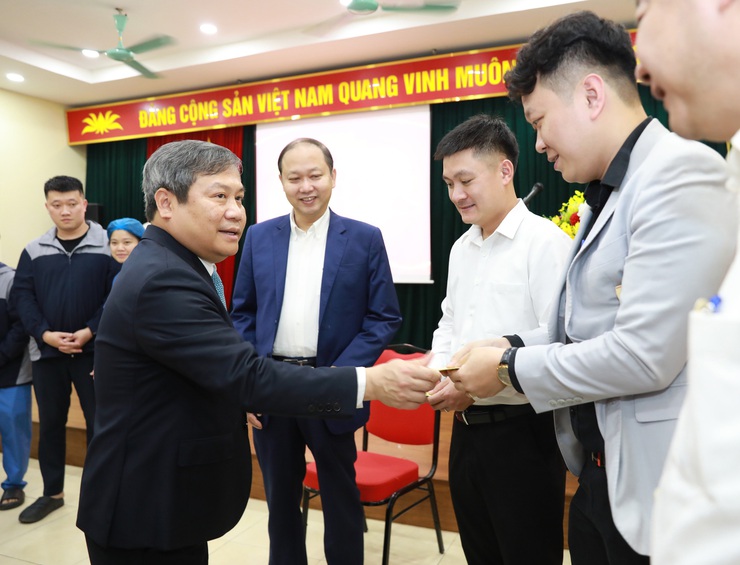 Chủ tịch UBND Thành phố Vũ Đại Thắng thăm, động viên các lực lượng làm nhiệm vụ đêm Giao thừa- Ảnh 5.