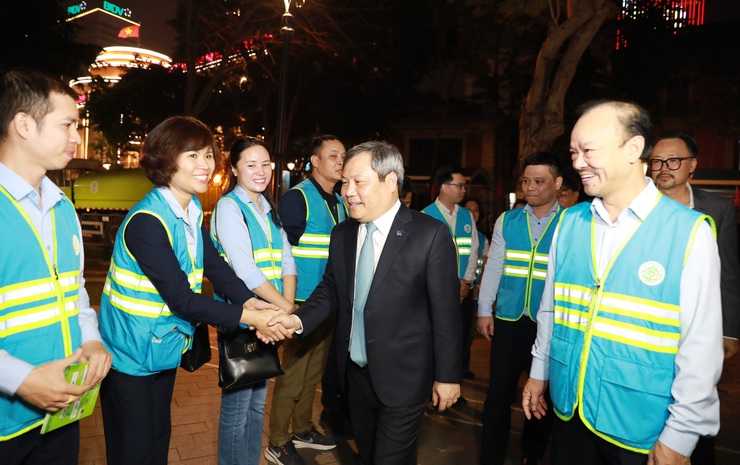 Chủ tịch UBND Thành phố Vũ Đại Thắng thăm, động viên các lực lượng làm nhiệm vụ đêm Giao thừa- Ảnh 6.