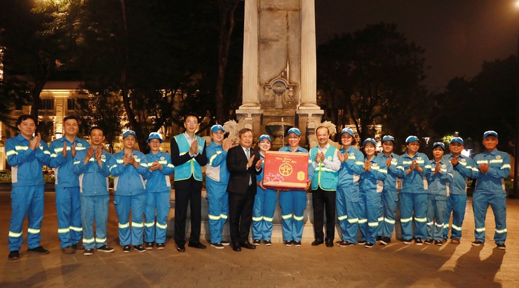 Chủ tịch UBND Thành phố Vũ Đại Thắng thăm, động viên các lực lượng làm nhiệm vụ đêm Giao thừa- Ảnh 7.