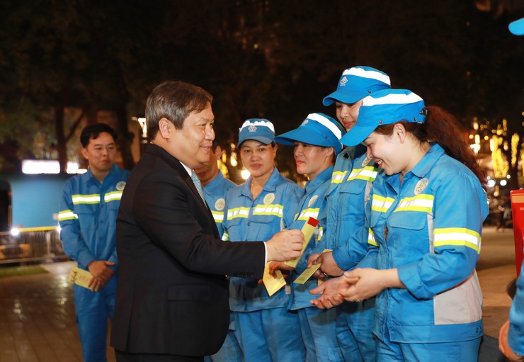 Chủ tịch UBND Thành phố Vũ Đại Thắng thăm, động viên các lực lượng làm nhiệm vụ đêm Giao thừa- Ảnh 8.