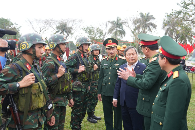 Hanoi chairman extends Tet greetings to Engineer Battalion 544 soldiers- Ảnh 3.