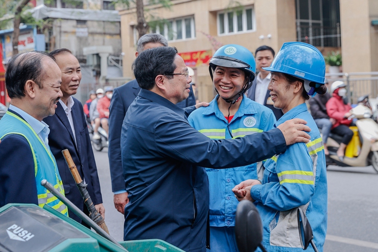 Prime minister visits Hanoi sanitation workers ahead of Tet- Ảnh 3.