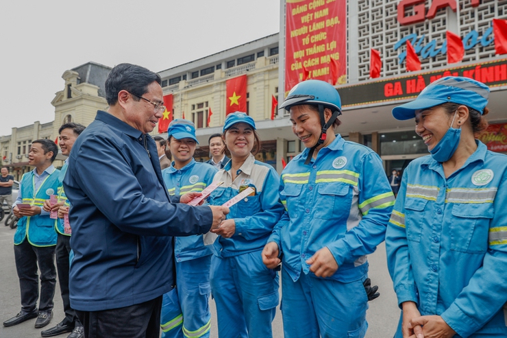 Prime minister visits Hanoi sanitation workers ahead of Tet- Ảnh 2.