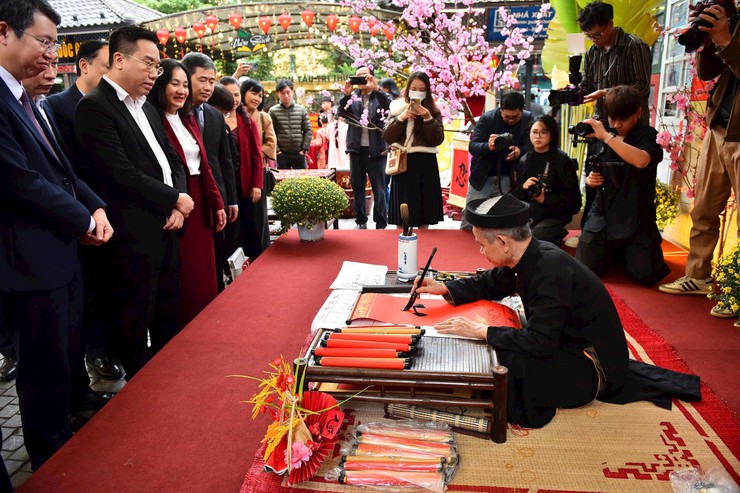 Hanoi Spring Book Street 2026 opens, celebrating knowledge and renewal- Ảnh 1.
