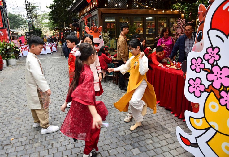 Hanoi Spring Book Street 2026 opens, celebrating knowledge and renewal- Ảnh 2.