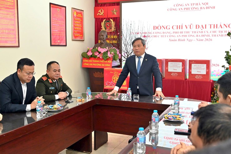 Hanoi chairman encourages Ba Dinh ward police before Lunar New Year- Ảnh 2.