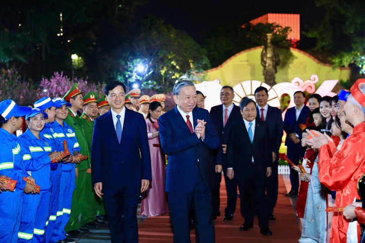 Tổng Bí thư Tô Lâm dâng hương tại Tượng đài Vua Lý Thái Tổ và chúc Tết nhân dân Thủ đô- Ảnh 1.