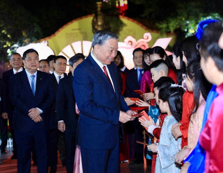 Tổng Bí thư Tô Lâm dâng hương tại Tượng đài Vua Lý Thái Tổ và chúc Tết nhân dân Thủ đô- Ảnh 3.