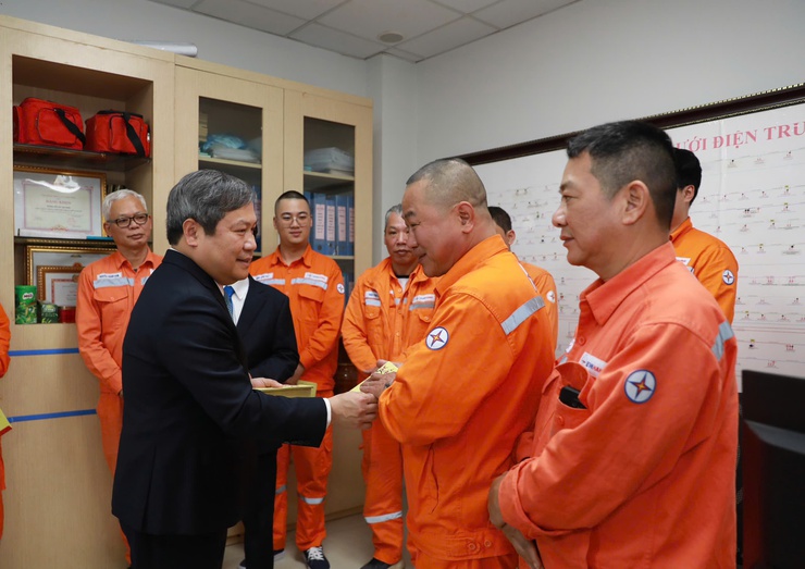 Chủ tịch UBND Thành phố Vũ Đại Thắng thăm, động viên các lực lượng làm nhiệm vụ đêm Giao thừa- Ảnh 2.