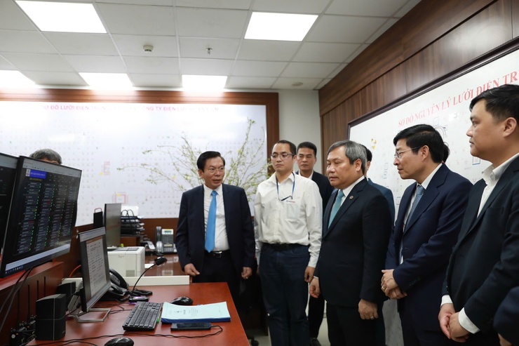 Chủ tịch UBND Thành phố Vũ Đại Thắng thăm, động viên các lực lượng làm nhiệm vụ đêm Giao thừa- Ảnh 1.