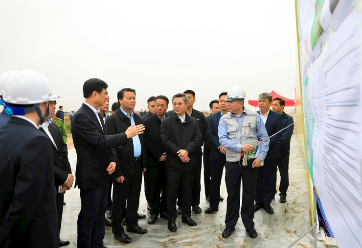 Hanoi Party chief urges swift action on Ring Road 4- Ảnh 2.
