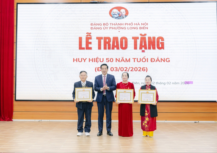 Đảng ủy Phường Long Biên trao tặng Huy hiệu Đảng đợt 3/2- Ảnh 4.