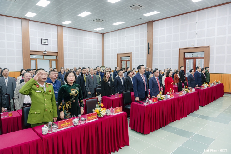 Đảng ủy Phường Long Biên trao tặng Huy hiệu Đảng đợt 3/2- Ảnh 1.