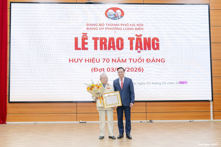 Đảng ủy Phường Long Biên trao tặng Huy hiệu Đảng đợt 3/2- Ảnh 2.