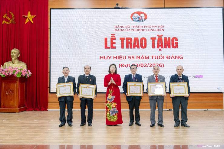 Đảng ủy Phường Long Biên trao tặng Huy hiệu Đảng đợt 3/2- Ảnh 3.