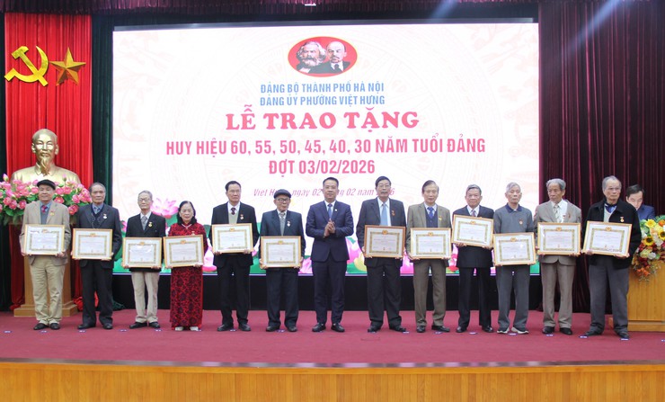 120 đảng viên phường Việt Hưng vinh dự đón nhận Huy hiệu Đảng đợt 3/2- Ảnh 3.