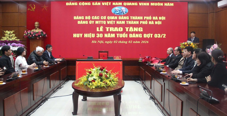 Đảng bộ MTTQ Việt Nam thành phố Hà Nội trao Huy hiệu Đảng đợt 3/2- Ảnh 2.