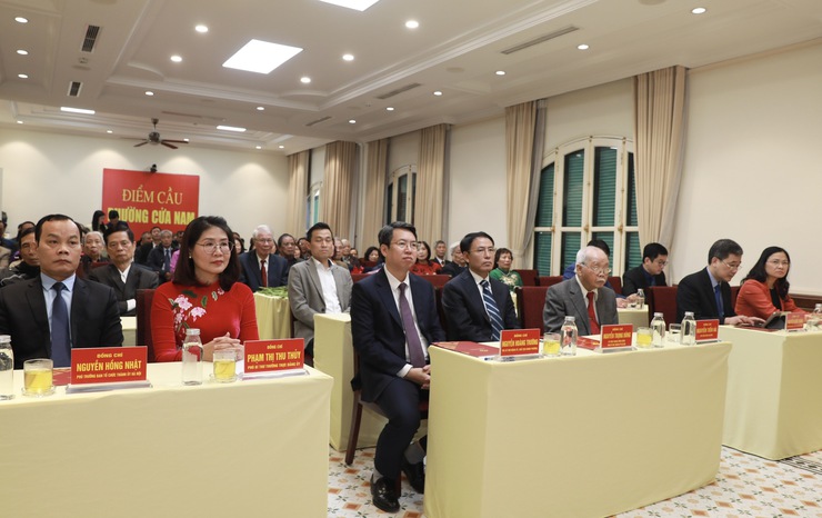 Phó Bí thư Thành ủy Nguyễn Trọng Đông trao Huy hiệu 80 năm tuổi đảng tặng đảng viên Nguyễn Tiến Hà- Ảnh 1.