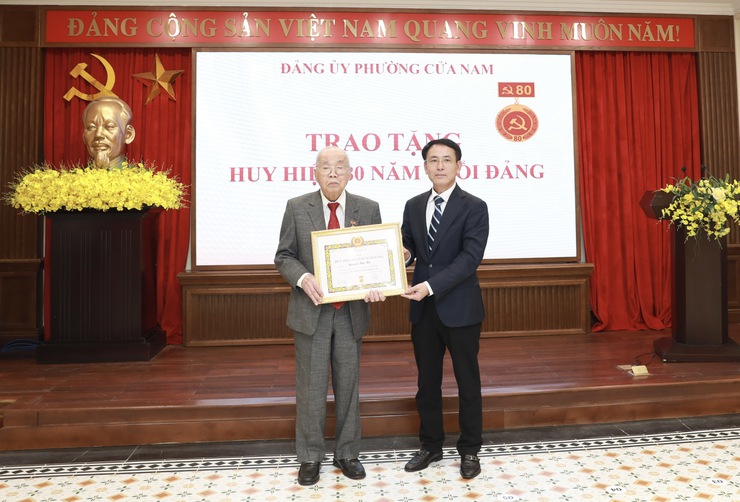 Phó Bí thư Thành ủy Nguyễn Trọng Đông trao Huy hiệu 80 năm tuổi đảng tặng đảng viên Nguyễn Tiến Hà- Ảnh 2.