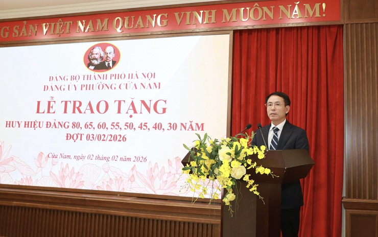 Phó Bí thư Thành ủy Nguyễn Trọng Đông trao Huy hiệu 80 năm tuổi đảng tặng đảng viên Nguyễn Tiến Hà- Ảnh 3.