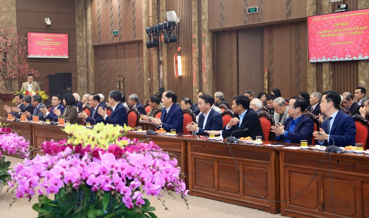 Thành ủy Hà Nội gặp mặt nguyên lãnh đạo Thành phố qua các thời kỳ- Ảnh 1.