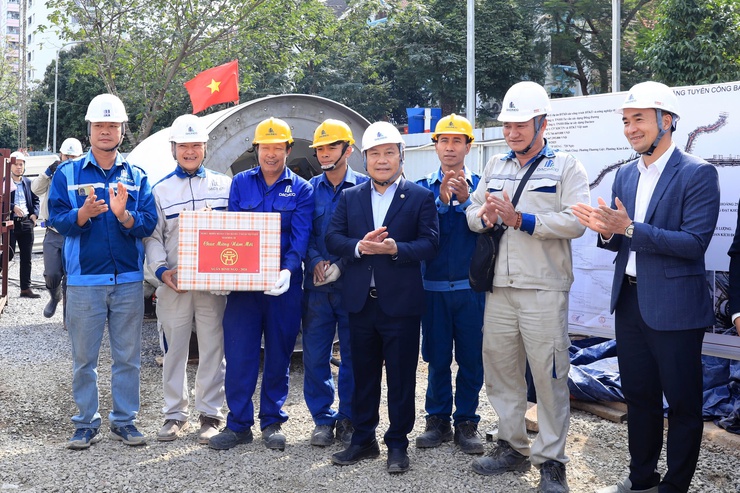 Chủ tịch UBND thành phố Hà Nội Vũ Đại Thắng kiểm tra, chúc Tết tại một số công trường thi công các dự án chống úng ngập- Ảnh 10. Chủ tịch Hà Nội kiểm tra một số công trường thi công các dự án chống úng ngập - Ảnh 3