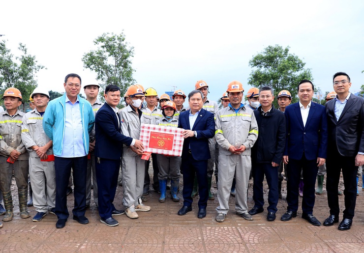 Chủ tịch UBND thành phố Hà Nội Vũ Đại Thắng kiểm tra, chúc Tết tại một số công trường thi công các dự án chống úng ngập- Ảnh 4. Chủ tịch Hà Nội kiểm tra một số công trường thi công các dự án chống úng ngập - Ảnh 1