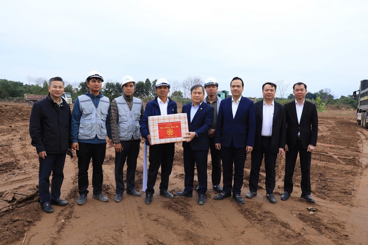 Chủ tịch UBND thành phố Hà Nội Vũ Đại Thắng kiểm tra, chúc Tết tại một số công trường thi công các dự án chống úng ngập- Ảnh 6. Chủ tịch Hà Nội kiểm tra một số công trường thi công các dự án chống úng ngập - Ảnh 2