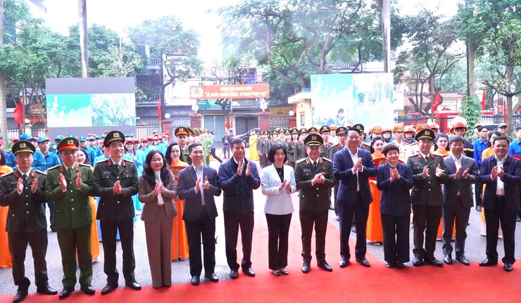 Hanoi People's Council Chairwoman attends tree planting festival at Ha Dong Ward- Ảnh 3.