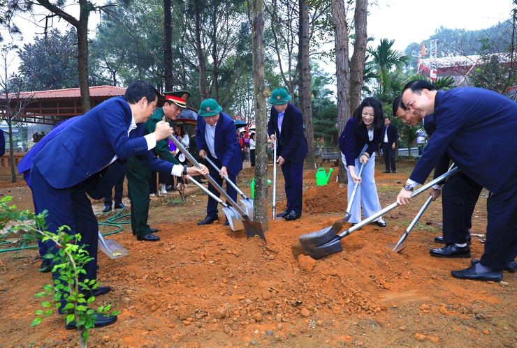 Phó Bí thư Thành ủy Nguyễn Văn Phong dự Lễ phát động Tết trồng cây “Đời đời nhớ ơn Bác Hồ” xuân Bính Ngọ tại xã Đoài Phương- Ảnh 3.