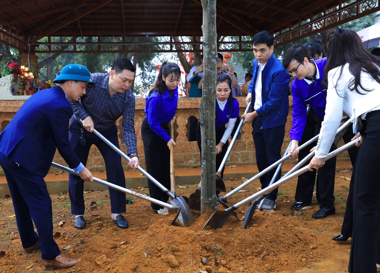 Phó Bí thư Thành ủy Nguyễn Văn Phong dự Lễ phát động Tết trồng cây “Đời đời nhớ ơn Bác Hồ” xuân Bính Ngọ tại xã Đoài Phương- Ảnh 5.
