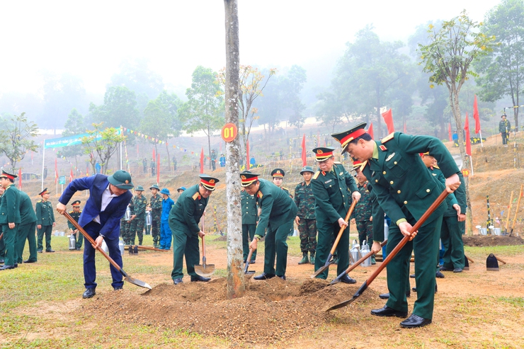 Regiment 692 launches tree planting festival- Ảnh 2.