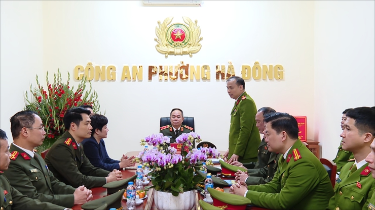 Giám đốc Công an thành phố Hà Nội làm việc với Công an phường Hà Đông về triển khai nhiệm vụ dịp đầu Xuân- Ảnh 1.