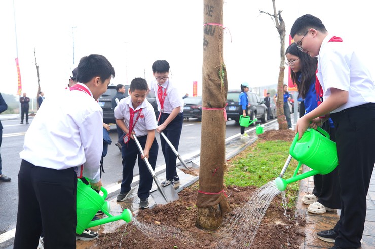 Phó Bí thư Thường trực Thành ủy Nguyễn Trọng Đông dự Lễ phát động “Tết trồng cây đời đời nhớ ơn Bác Hồ” tại xã Đông Anh- Ảnh 7.